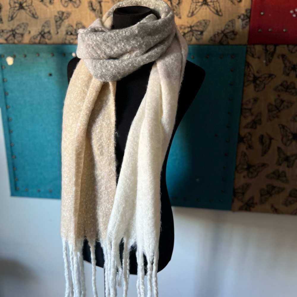 Old Navy Blanket Scarf NWT Neutral Tones Gray Cream White - Picture 2 of 5